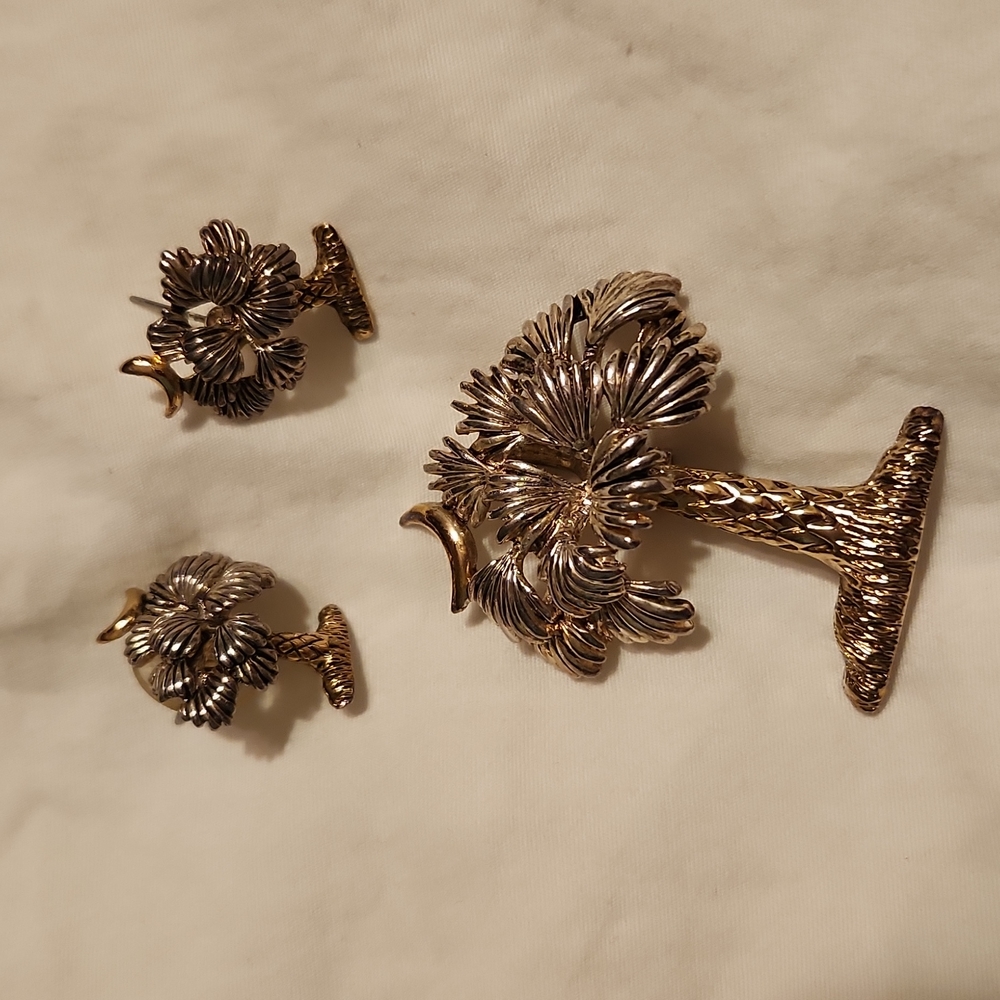 Earrings and pendant/necklace
